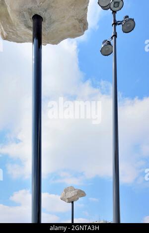 France, Paris (75), quartier Maison Blanche, les rochers dans le ciel de l'artiste français Marcel Didier à l'entrée du parc Kellermann // France, par Banque D'Images