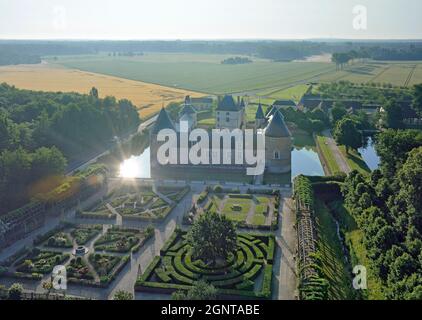 France, Loiret (45), Chilleurs-aux-Bois, château de Chamerolles, propriété du département du Loiret (vue aérienne) // France, Loiret, Chilleurs-aux-bo Banque D'Images