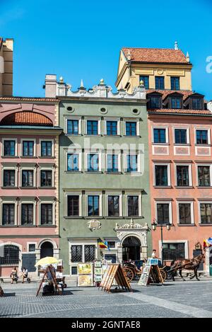 Varsovie, Pologne - 1 septembre 2018 : place du marché de la vieille ville ou Rynek Starego Miasta avec des artistes vendant leurs peintures et des gens autour dans l'ancien à Banque D'Images