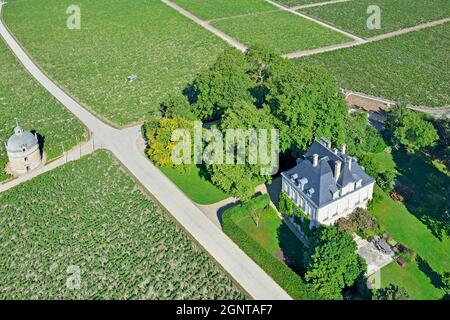 France, Gironde (33), Pauillac, domaine de château Latour au milieu des vignes où est produit un vin premier cru (vue aérienne) // France, Gironde, Pa Banque D'Images