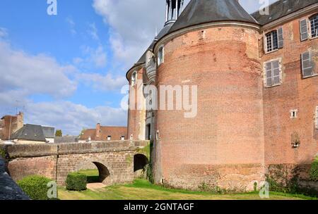 France, Yonne (89), Saint Fargeau, le château du Xe siècle bâti en briques roses et en pierre // France, Yonne, Saint Fargeau, Château de St Fargeau b Banque D'Images