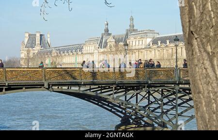 France, Paris (75), zone classée Patrimoine mondial de l'UNESCO, les berges de la Seine avec le musée du Louvre et le pont des Arts // France, Paris, Banque D'Images