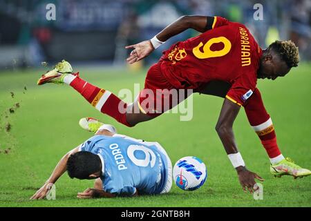 Tammy Abraham de Roma (R) vies pour le ballon avec Pedro Rodriguez de Latium (L) pendant le championnat italien Serie Un match de football entre SS Lazio et AS Roma le 26 septembre 2021 au Stadio Olimpico à Rome, Italie - photo: Federico Proietti/DPPI/LiveMedia Banque D'Images