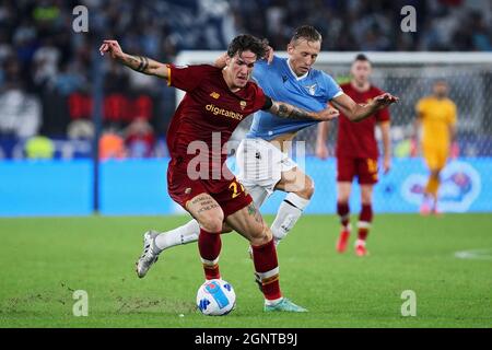 Nicolo' Zaniolo de Roma (L) vies pour le bal avec Lucas Leiva de Lazio (R) pendant le championnat italien Serie Un match de football entre SS Lazio et AS Roma le 26 septembre 2021 au Stadio Olimpico à Rome, Italie - photo: Federico Proietti/DPPI/LiveMedia Banque D'Images