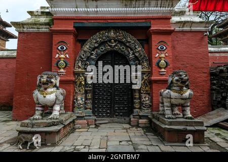 Porte d'entrée du temple de Taleju sur la place Durbar à Katmandou, Népal. Banque D'Images