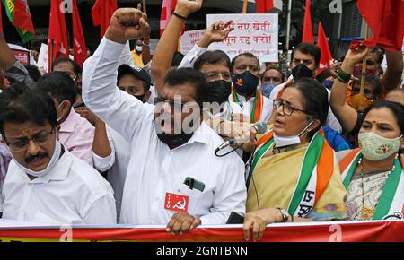 Mumbai, Inde. 27 septembre 2021. Des manifestants agités ont crié des slogans lors d'une manifestation contre les lois agricoles à Mumbai.divers partis politiques tels que le Parti du Congrès nationaliste (NCP), le Centre des syndicats indiens (CITU) ont organisé une manifestation contre les lois agricoles en Inde. Crédit : SOPA Images Limited/Alamy Live News Banque D'Images