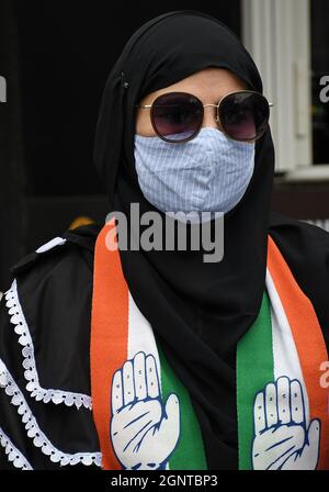 Mumbai, Inde. 27 septembre 2021. Un membre du parti du Congrès est vu lors d'une manifestation à Mumbai.divers partis politiques tels que le Parti du Congrès nationaliste (NCP), le Centre des syndicats indiens (CITU) ont organisé une protestation contre les lois agricoles dans toute l'Inde. Crédit : SOPA Images Limited/Alamy Live News Banque D'Images