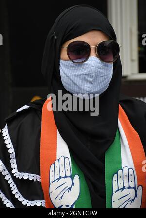 Mumbai, Inde. 27 septembre 2021. Un membre du parti du Congrès est vu lors d'une manifestation à Mumbai.divers partis politiques tels que le Parti du Congrès nationaliste (NCP), le Centre des syndicats indiens (CITU) ont organisé une protestation contre les lois agricoles dans toute l'Inde. (Photo par Ashish Vaishnav/SOPA Images/Sipa USA) crédit: SIPA USA/Alay Live News Banque D'Images