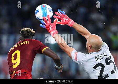 Pepe Reina gardien de Lazio (R) sauve le ballon sous la pression de Tammy Abraham de Roma (L) pendant le championnat italien Serie Un match de football entre SS Lazio et AS Roma le 26 septembre 2021 au Stadio Olimpico à Rome, Italie - photo: Federico Proietti/DPPI/LiveMedia Banque D'Images