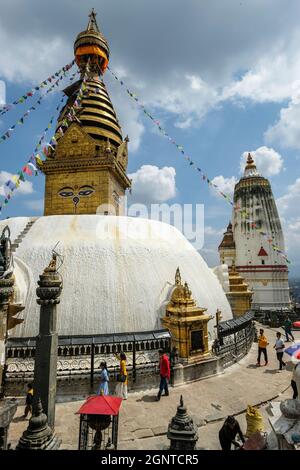 Katmandou, Népal - septembre 2021 : personnes visitant la Swayambhunath Stupa. C'est un ancien complexe religieux au sommet d'une colline à Katmandou, au Népal. Banque D'Images