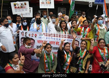 Mumbai, Inde. 27 septembre 2021. Les manifestants branchièrent des panneaux et crient des slogans lors d'une manifestation contre le droit agricole à Mumbai.divers partis politiques comme le Parti nationaliste du Congrès (NCP), le Centre des syndicats indiens (CITU) ont organisé une manifestation contre le droit agricole dans toute l'Inde. (Photo par Ashish Vaishnav/SOPA Images/Sipa USA) crédit: SIPA USA/Alay Live News Banque D'Images