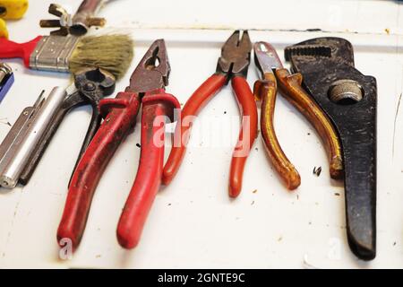 Limassol - Chypre - 20 septembre 2021 : outils colorés disposés sur fond blanc Banque D'Images