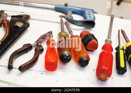 Limassol - Chypre - 20 septembre 2021 : outils colorés disposés sur fond blanc Banque D'Images