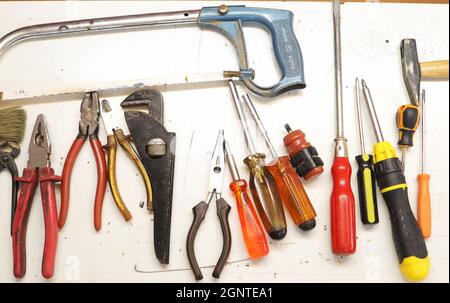 Limassol - Chypre - 20 septembre 2021 : outils colorés disposés sur fond blanc Banque D'Images