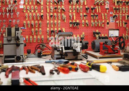 Limassol - Chypre - 20 septembre 2021 : clés non coupées dans un atelier de serrurier accroché sur fond rouge vif Banque D'Images