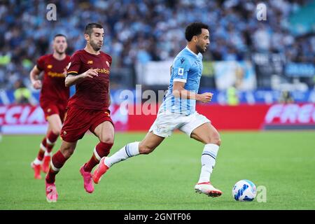 Henrikh Mkhitaryan de Rome (L) vies pour le bal avec Felipe Anderson du Latium (R) pendant le championnat italien Serie Un match de football entre SS Lazio et AS Roma le 26 septembre 2021 au Stadio Olimpico à Rome, Italie - photo: Federico Proietti/DPPI/LiveMedia Banque D'Images