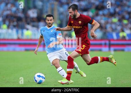 Matias Vina de Roma (R) vies pour le bal avec Pedro Rodriguez du Latium (L) pendant le championnat italien Serie Un match de football entre SS Lazio et AS Roma le 26 septembre 2021 au Stadio Olimpico à Rome, Italie - photo: Federico Proietti/DPPI/LiveMedia Banque D'Images