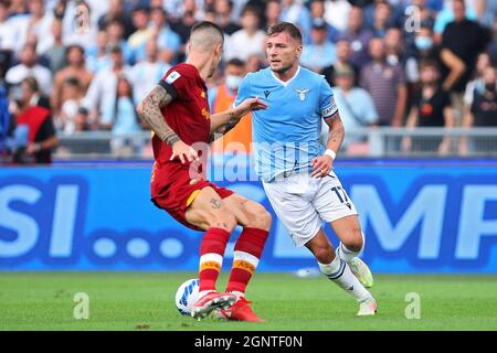 Gianluca Mancini de Roma (L) vies pour le bal avec Ciro immobile du Latium (R) pendant le championnat italien Serie Un match de football entre SS Lazio et AS Roma le 26 septembre 2021 au Stadio Olimpico à Rome, Italie - photo: Federico Proietti/DPPI/LiveMedia Banque D'Images