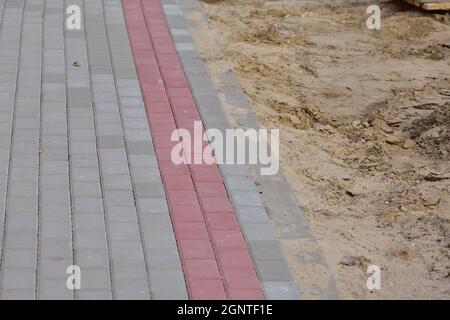 Chemin piétonnier en pierre de Bauma en construction. Blanc. Banque D'Images