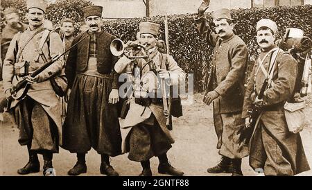 Première Guerre mondiale -première Guerre mondiale Un groupe de Zouaves français avec leur trompettiste qui avait été envoyé aux lignes de bataille en taxi par Gallieni (Joseph Simon Gallieni (1849 – 1916), ministre français de la guerre. Les Zouaves régiments d'infanterie légère de l'armée française qui ont servi dans la première Guerre mondiale (en fait à partir de 1830 et 1962), principalement liés à l'Algérie. Les Zouaves, ainsi que les tirailleurs indigènes Algeriens, ont été parmi les unités les plus décorées de l'armée française. Banque D'Images