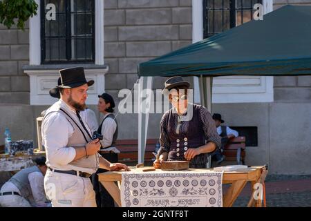 Timisoara, Roumanie - 26 septembre 2021 : les voyageurs portant de vieux vêtements traditionnels aux Journées culturelles hongroises Banque D'Images