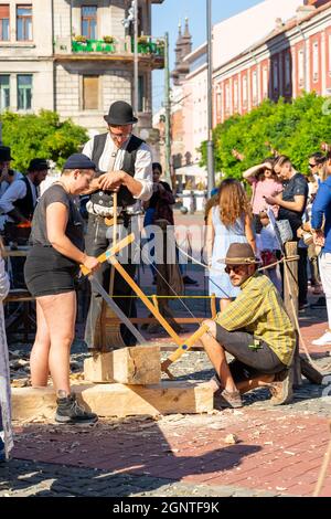 Timisoara, Roumanie - 26 septembre 2021 : les voyageurs portant de vieux vêtements traditionnels aux Journées culturelles hongroises Banque D'Images