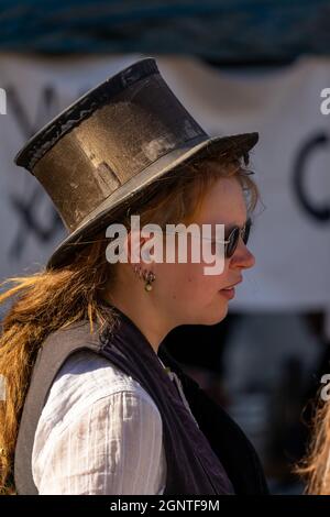 Timisoara, Roumanie - 26 septembre 2021 : portrait de compagnons de voyage portant de vieux vêtements traditionnels aux Journées culturelles hongroises Banque D'Images