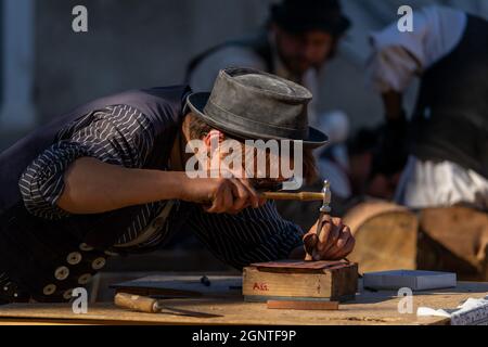 Timisoara, Roumanie - 26 septembre 2021 : portrait de compagnons de voyage portant de vieux vêtements traditionnels aux Journées culturelles hongroises Banque D'Images