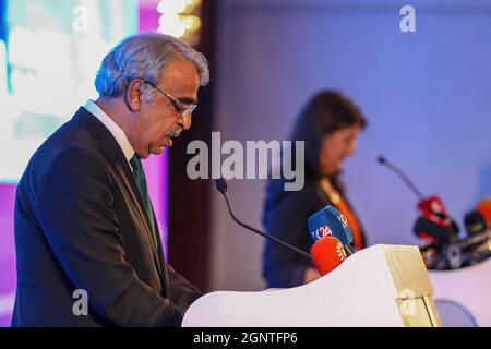 Ankara, Turquie. 27 septembre 2021. Le coprésident du HDP, Mithat Sancar, parle au cours de la déclaration. Le Parti démocratique des peuples (HDP) pro-kurde a annoncé sa déclaration intitulée "appel à la démocratie, à la justice et à la paix" lors de la conférence de presse à l'hôtel Hilton d'Ankara. Les coprésidents du parti, Pervin Buldan et Mithat Sancar, ont participé à la déclaration. Crédit : SOPA Images Limited/Alamy Live News Banque D'Images