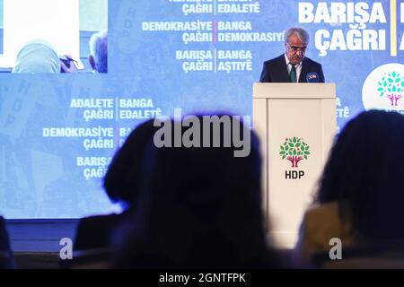 Ankara, Turquie. 27 septembre 2021. Le coprésident du HDP, Mithat Sancar, parle au cours de la déclaration. Le Parti démocratique des peuples (HDP) pro-kurde a annoncé sa déclaration intitulée "appel à la démocratie, à la justice et à la paix" lors de la conférence de presse à l'hôtel Hilton d'Ankara. Les coprésidents du parti, Pervin Buldan et Mithat Sancar, ont participé à la déclaration. Crédit : SOPA Images Limited/Alamy Live News Banque D'Images