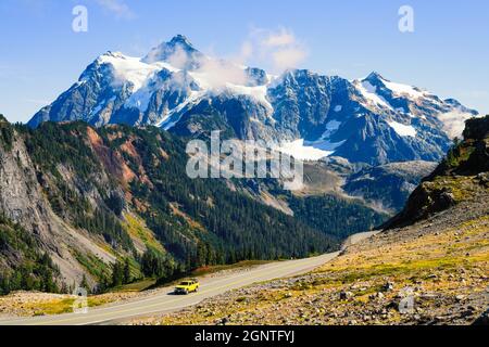 Mount Baker Highway, WA, États-Unis - 23 septembre 2021 ; Mount Shuksan s'élève au-dessus d'un camion qui roule sur la Mount Baker Highway dans le nord-ouest du Pacifique Banque D'Images