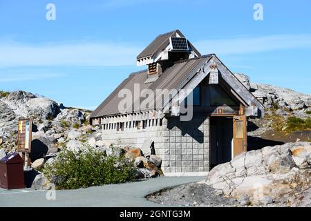 Mount Baker, WA, États-Unis - 23 septembre 2021; Un panneau solaire sur une voûte de toilettes à Artist point dans la forêt nationale de Mount Baker Snoqualmie Banque D'Images