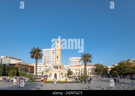 Izmir, Turquie - septembre 2021 : Tour de l'horloge d'Izmir dans la journée à la place Konak, un monument célèbre à Izmir, Turquie. Banque D'Images