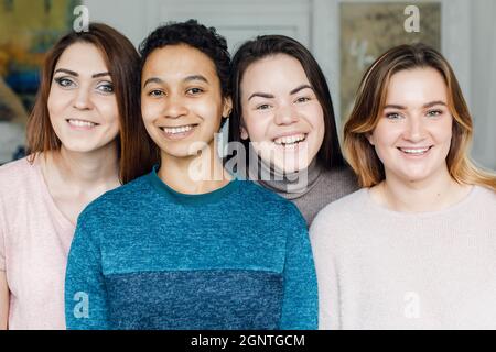 portrait de groupe de copines de différentes nationalités, amitié féminine. Les filles drôles ont une fête à la maison Banque D'Images