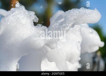 Fête amusante sur la plage. Fermer la mousse sur un fond bleu ciel avec la paume Banque D'Images