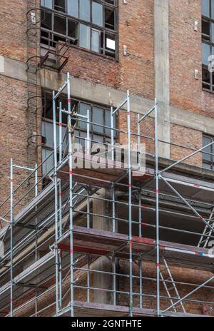 Échafaudage sur la façade d'une ancienne usine Banque D'Images