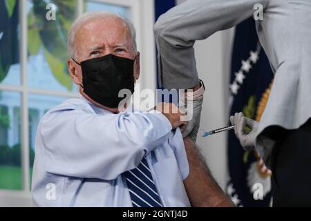 Washington DC. 27 septembre 2021. Le président des États-Unis Joe Biden reçoit un coup de rappel COVID-19 conformément aux recommandations de CDCs et FDAs dans l'Auditorium de la Cour du Sud de l'immeuble Eisenhower Executive Office Building le 27 septembre 2021 à Washington DC. Crédit: Ken Cedeno/Pool via CNP/dpa/Alay Live News Banque D'Images