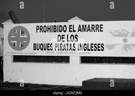 Anti British Pirate Ships signe à Ushuaia Banque D'Images