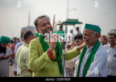 Ghaziabad, Inde. 27 septembre 2021. Jai Kisan Andolan, fondateur de Yogendra Yadav, prend la parole au cours d'une grève nationale contre les réformes agricoles à la frontière Delhi-Uttar Pradesh.des milliers d'agriculteurs indiens ont bloqué la circulation sur les routes principales et les lignes de chemin de fer à plusieurs endroits du matin, à l'occasion de la fermeture du Samyukta Kisan Morcha (Farmer Union Body), un corps de parapluie de 40 syndicats d'agriculteurs a commencé, le blocus a été levé à 4 heures. Crédit : SOPA Images Limited/Alamy Live News Banque D'Images