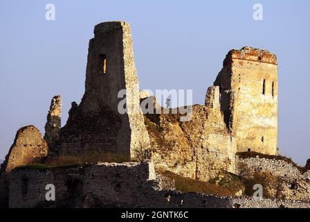 Vue en soirée sur les ruines de Cachticky hrad - Slovaquie Banque D'Images