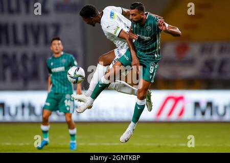 ISTANBUL, TURQUIE - SEPTEMBRE 27 : Ryan Donk de Kasipasa SK et Ahmed Hassan de Konyaspor lors du match Super LIG entre Kasipasa SK et Konyaspor au stade Recep Tayyip Erdogan le 27 septembre 2021 à Istanbul, Turquie (photo d'Orange Pictures) Banque D'Images