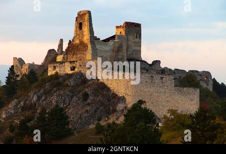 Vue en soirée sur les ruines de Cachticky hrad - Slovaquie Banque D'Images