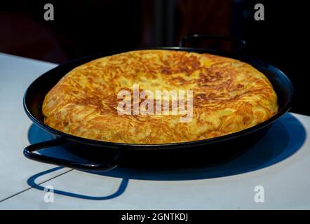 délicieuse omelette aux pommes de terre, typique de la cuisine espagnole, faite dans un moule à paella, avec une attention sélective. Banque D'Images