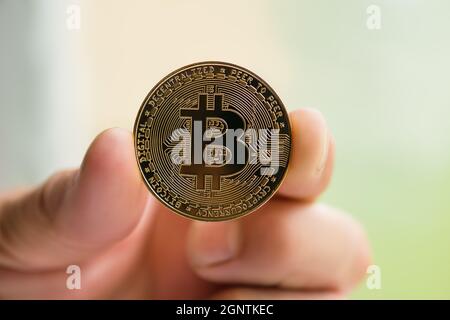 bitcoin dans la main homme gros plan Banque D'Images