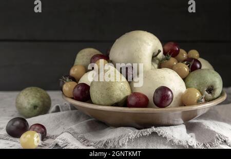 Encore la vie: Fruit dans une plaque en céramique Banque D'Images