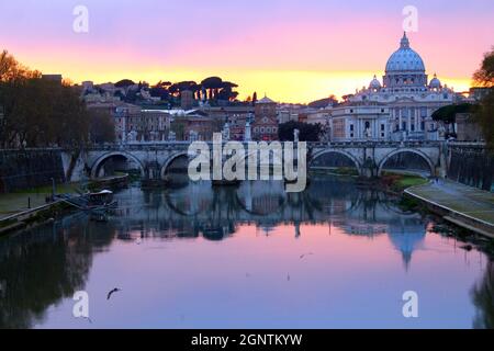 Les couleurs du coucher de soleil sur la rivière avec la Cité du Vatican à l'arrière de Rome Banque D'Images