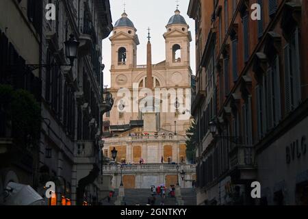L'église historique au sommet des escaliers Trinità dei Monti sur la Piazza di Spagna à Rome Banque D'Images