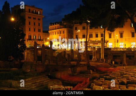 Une nuit à Rome avec toute l'histoire des forums anciens en Italie Banque D'Images