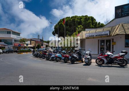 Kusadasi, Aydin, Turquie - 22 août 2021: Beaucoup de motos garées devant le bâtiment d'information touristique dans la rue Banque D'Images