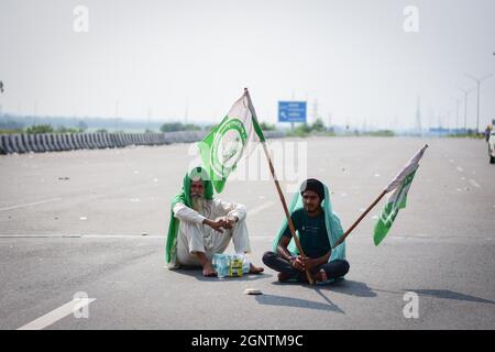 Sonipat, Inde. 27 septembre 2021. Les agriculteurs s'assoient sur l'autoroute bloquée du KMP pendant la manifestation. Les agriculteurs bloquent les autoroutes et les voies ferrées dans le cadre de manifestations contre les lois agricoles lors de manifestations nationales, à Sonipas, dans l'État de Haryana, dans le nord du pays. (Photo de Manish Rajput/SOPA Images/Sipa USA) Credit: SIPA USA/Alay Live News Banque D'Images